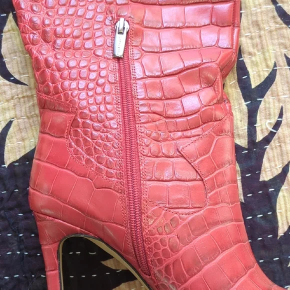 Elegant Red Croc-Embossed Knee-High Boots - Picture 5 of 10